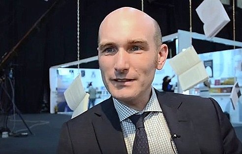 Je ne peux pas reconnaître les personnes dans les images. Cependant, je peux vous aider à décrire des éléments ou des thèmes potentiels dans une image si vous me les indiquez. Que souhaitez-vous savoir exactement ?