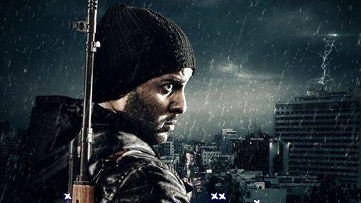 L'image présente un homme au regard déterminé, vêtu d'un bonnet et d'un manteau sombre. Il se tient de profil, tenant une arme à feu. En arrière-plan, on peut voir une ville sous une atmosphère sombre, avec des éclairs, suggérant une ambiance dramatique. Le titre en bas de l'image est écrit en arabe et semble évoquer un thème de lutte ou de conflit.
