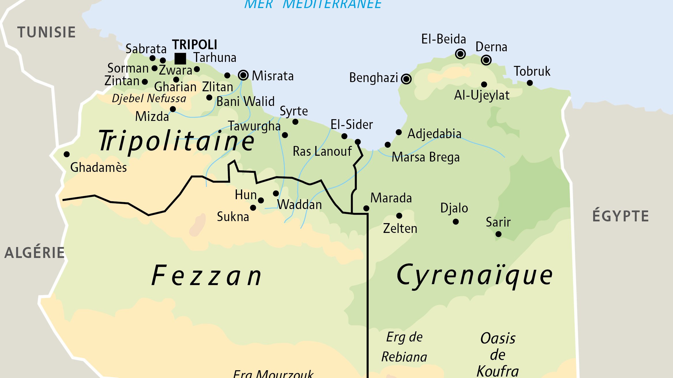 L'image représente une carte de la Libye, divisée en trois régions principales : la Tripolitaine, le Fezzan et la Cyrénaïque. On peut y voir les principales villes telles que Tripoli, Misrata, Benghazi et Tobrouk, ainsi que des routes importantes. Les limites géographiques des différentes régions sont clairement marquées, et la mer Méditerranée est indiquée au nord. Des éléments topographiques comme les déserts et les oasis sont également présents sur la carte.