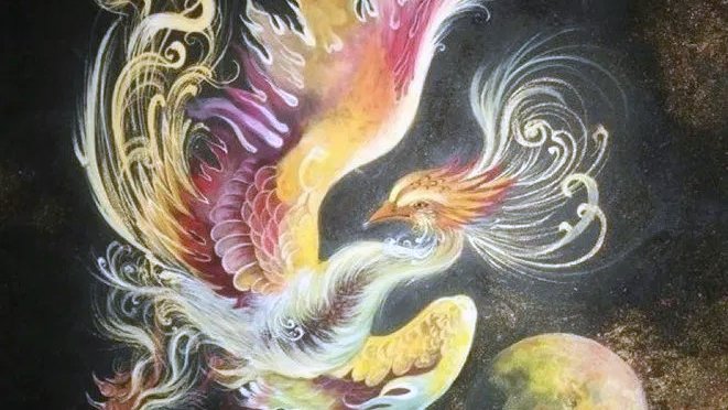 L'image représente un phénix stylisé et coloré, qui semble prendre son envol. Ses plumes sont dépeintes avec des nuances vives de rouge, jaune, bleu et vert, créant un effet dynamique et vibrant. L'oiseau mythique est entouré de volutes et de motifs organiques qui ajoutent une sensation de mouvement. En bas, on aperçoit une planète aux teintes douces, qui contraste avec le fond noir et met en valeur la luminosité des couleurs du phénix. L'ensemble dégage une atmosphère magique et mystique.