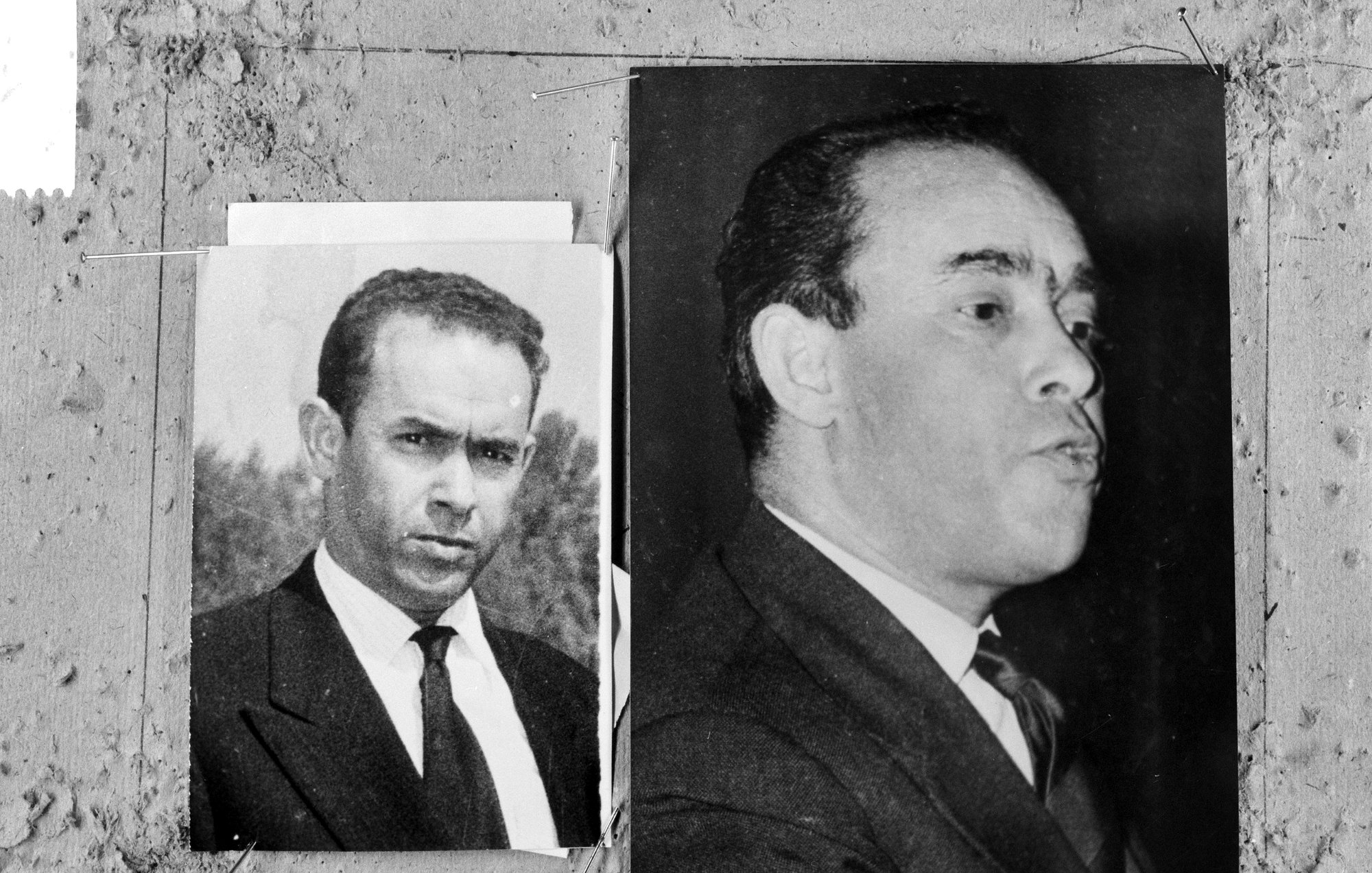 L'image montre deux photographies en noir et blanc, disposées côte à côte. À gauche, on voit un portrait d'un homme en costume, avec une expression sérieuse, prenant la pose de face. À droite, il y a une autre photo de cet homme, probablement prise lors d'un discours, où il est vu de profil avec une expression dynamique, semblant s'adresser à un public. Les deux images sont assemblées sur un fond texturé.