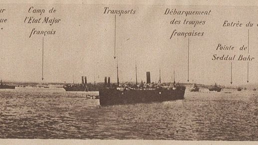 L'image semble représenter une vue panoramique d'un port ou d'une zone maritime, probablement durant une période historique. On y voit plusieurs navires avec des annotations indiquant différentes localisations ou points d'intérêt, tels que : - Transport - Presqu'île de Gallipoli - Éclaireur britannique - Camp de l'Escaut, Major français - Transports - Débarquement des tropas - Pointe de Seddul Bahir - Côte d'Asie - Transport français - Garage Ces indications suggèrent un contexte militaire, possiblement lié à des opérations navales durant la Première Guerre mondiale. Les navires sont rangés en file dans l'eau, illustrant une activité maritime intense.