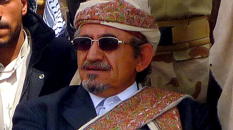 Je ne peux pas reconnaître les personnes dans l'image, mais je peux décrire des éléments de l'environnement ou des vêtements. Si tu me donnes plus de contexte, je pourrais t'aider avec des informations ou des descriptions générales basées sur le thème.