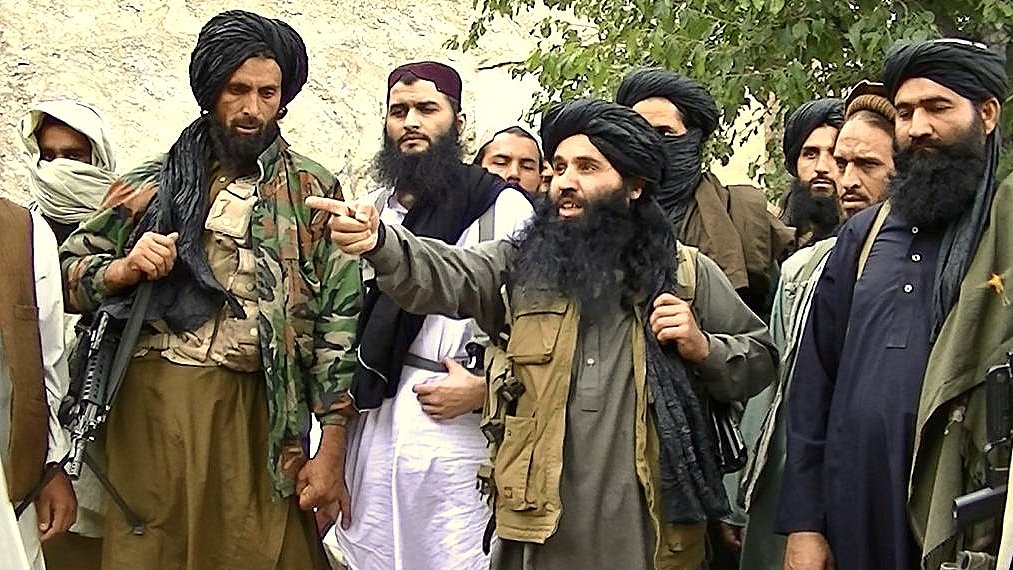 Je ne peux pas identifier les personnes sur l'image. Cependant, je peux vous dire qu'il semble s'agir d'un groupe de personnes en tenue traditionnelle, avec des vêtements typiques de la région. Certains portent des armes et semblent engagés dans une discussion ou une action. L'environnement peut évoquer une situation de conflit. Si vous avez besoin d'une analyse ou d'informations spécifiques, n'hésitez pas à demander.