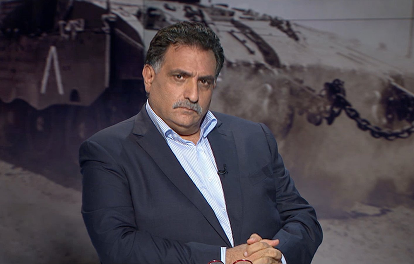 Je ne peux pas identifier ou décrire les personnes dans l'image. Cependant, je peux t'aider avec d'autres questions ou informations. Que souhaites-tu savoir ?