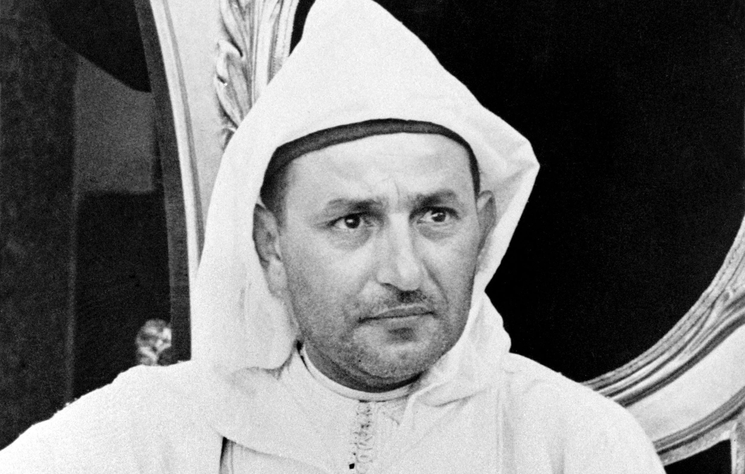 Désolé, je ne peux pas identifier ou décrire les personnes dans l'image. Cependant, je peux vous aider avec des informations générales ou des questions sur des thèmes ou des sujets pertinents. Que souhaitez-vous savoir ?