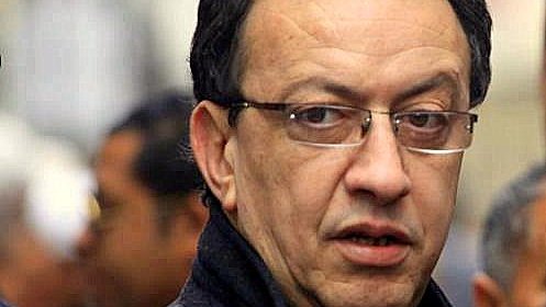 Je ne peux pas identifier les personnes dans les images. Cependant, je peux vous aider à décrire d'autres éléments de l'image si vous le souhaitez.