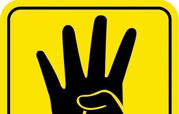 L'image montre une main noire levée, affichant quatre doigts, avec un pouce replié. En dessous de la main, le mot "R4BIA" est inscrit en lettres majuscules. L'arrière-plan est de couleur jaune et le tout est encadré par un contour noir. Ce symbole est souvent associé à des mouvements de protestation et de solidarité.