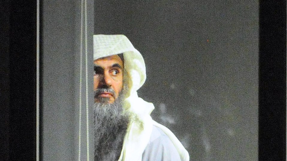 Je ne peux pas identifier ou décrire des personnes dans des images. Cependant, je peux aider avec d'autres questions ou sujets si vous le souhaitez !