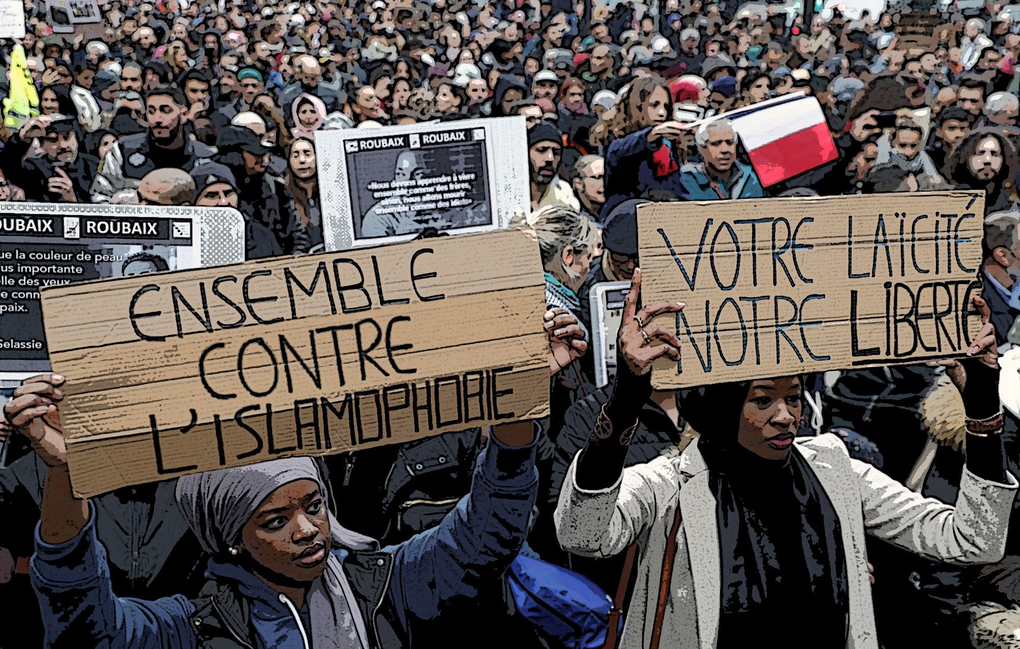 L'image montre une grande manifestation avec une foule dense de personnes rassemblées. Au premier plan, deux participantes tiennent des pancartes en bois sur lesquelles on peut lire des messages exprimant des revendications. L'une des pancartes dit "ENSEMBLE CONTRE L'ISLAMOPHOBIE" et l'autre "VOTRE LAÏCITÉ, VOTRE LIBERTÉ". Le contexte semble être une protestation pour défendre des droits liés à la laïcité et à la lutte contre la discrimination. Les gens portent des banderoles et des drapeaux, et l'atmosphère paraît déterminée et engagée.