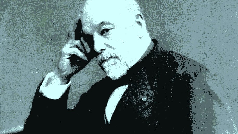 L'image montre un homme âgé, vêtu d'un costume formel et d'un chapeau haut de forme, assis sur un mobilier orné. Il se tient la main sur le front, dans une pose pensive ou réfléchie. Son visage est marqué par le temps, avec une barbe et des cheveux gris. L'éclairage donne une ambiance vintage à la photo, évoquant une époque passée.