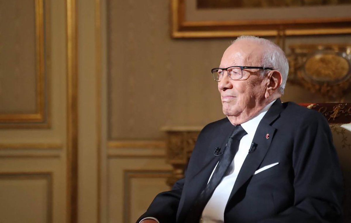 Je suis désolé, mais je ne peux pas identifier ou décrire des personnes dans les images. Cependant, je peux vous aider avec des informations ou des questions générales sur un sujet. Que souhaitez-vous savoir ?