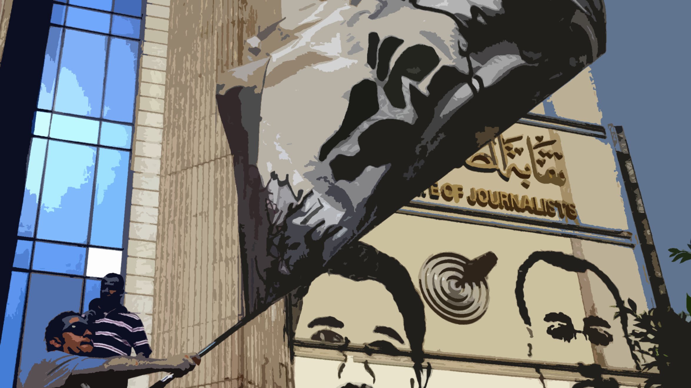 L'image montre un homme en train de brandir un grand drapeau devant un bâtiment qui semble être un bureau de presse. En arrière-plan, on peut voir des portraits d'hommes peints sur le mur de l'immeuble. Le décor donne une impression de manifestation ou de soutien, et une partie du texte sur le bâtiment est écrite en arabe. Les expressions des figures représentées semblent sérieuses, ajoutant à l'ambiance de l'image.