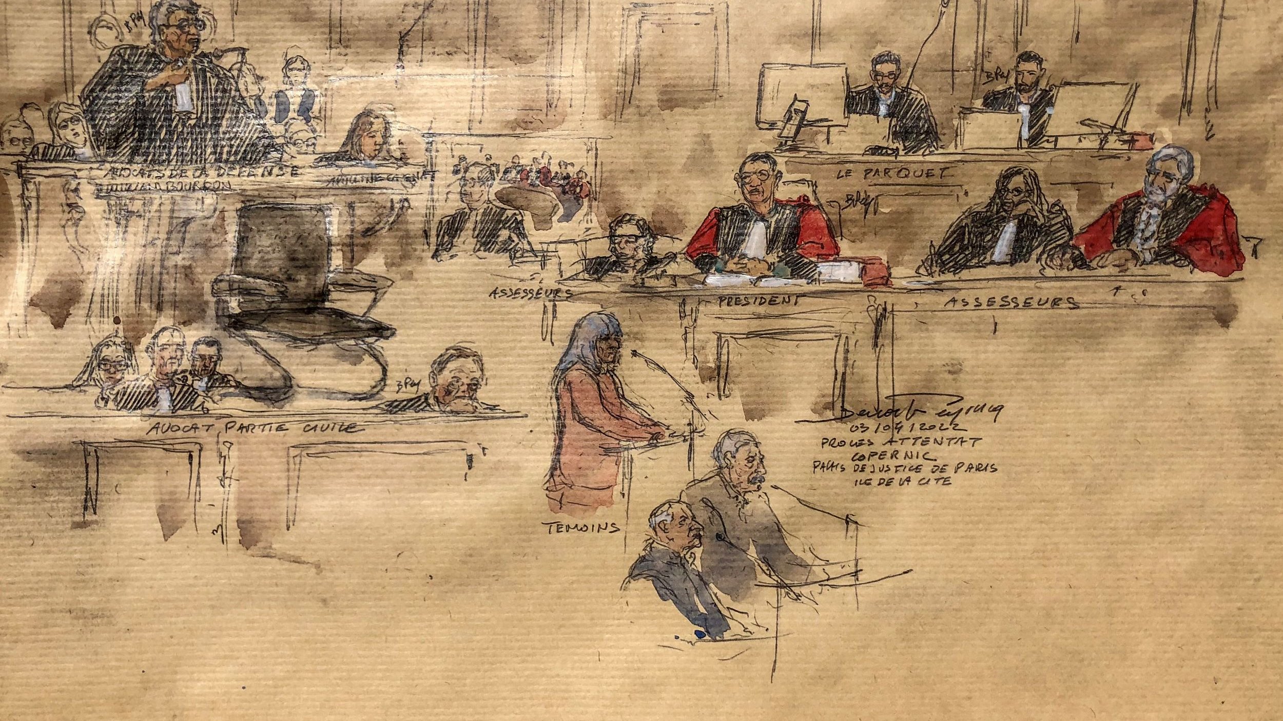 L'image représente une scène de tribunal, dessinée à la main. On y voit un avocat debout, apparemment en train de plaider, tandis qu'une témoin est également présente au milieu de la salle. Les juges, en robes, sont assis à leurs postes, écoutant attentivement. L'atmosphère semble formelle et sérieuse, typique des audiences judiciaires. Les détails sont esquissés de manière artistique, mettant en valeur l'interaction entre les différents acteurs du procès.