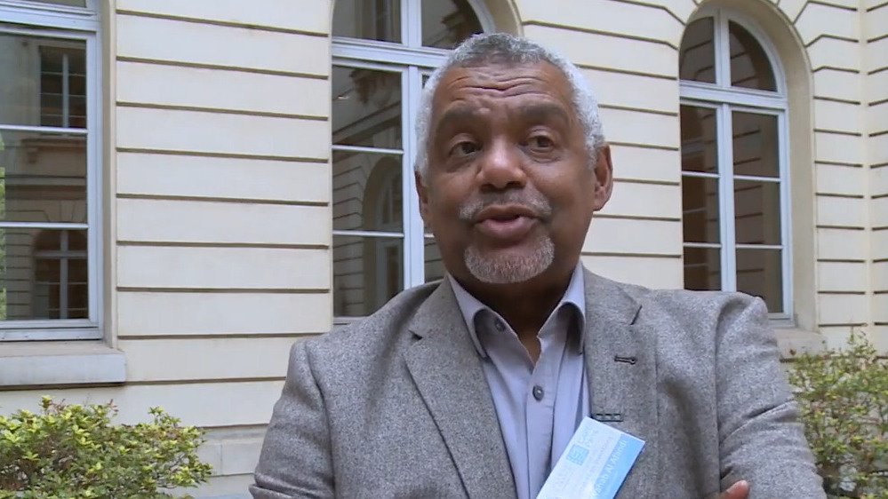 Je ne peux pas identifier ou décrire des personnes dans des images. Cependant, je peux vous aider à discuter d'un sujet ou à répondre à des questions si vous le souhaitez.