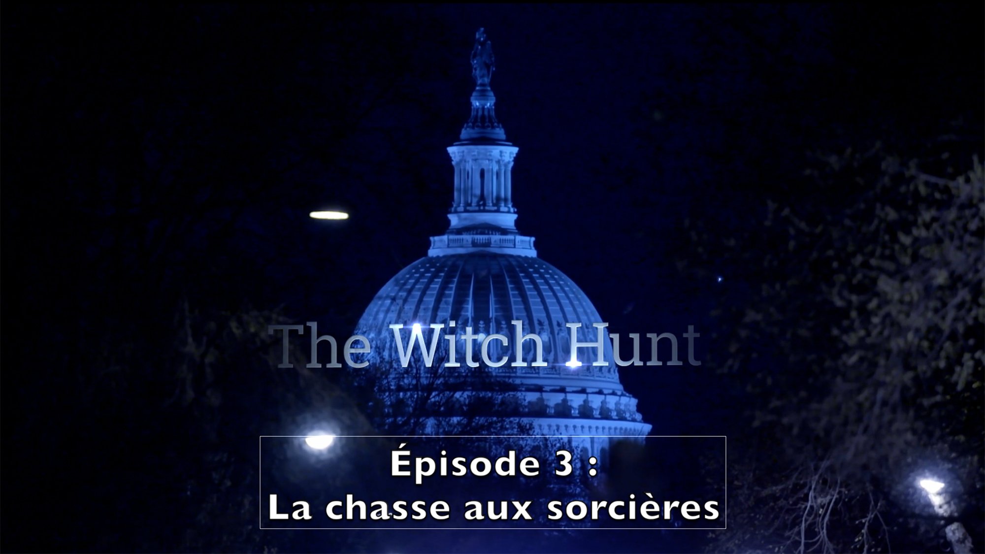 L'image montre une vue nocturne du dôme d'un bâtiment emblématique, probablement le Capitole. La lumière bleue éclaire la structure, créant une atmosphère dramatique. Au centre, le titre "The Witch Hunt" est visible, accompagné de "Épisode 3 : La chasse aux sorcières" en dessous, ce qui indique qu'il s'agit d'un extrait d'une série ou d'un documentaire lié à ce thème.