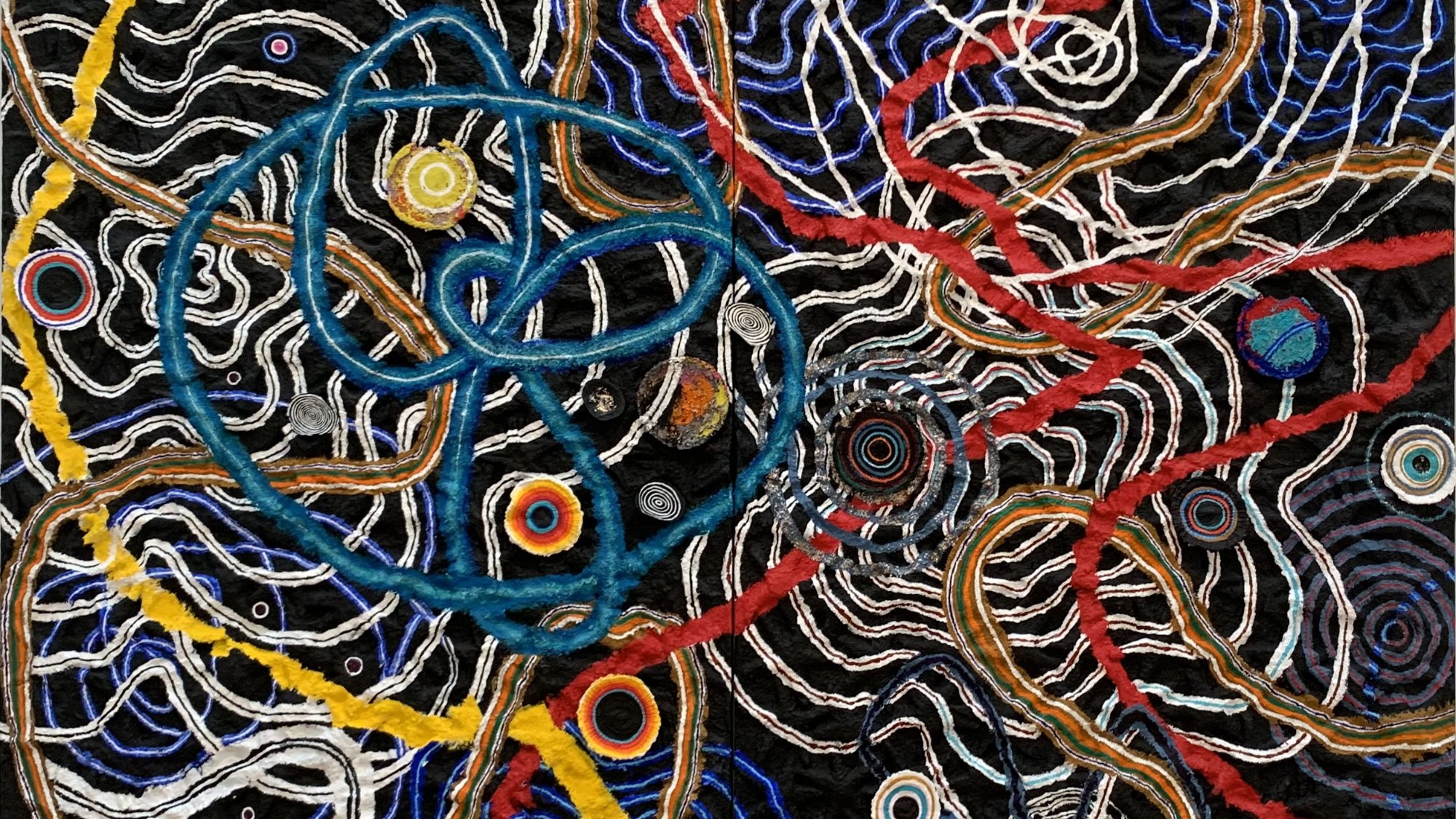 L'image représente un motif complexe et coloré, avec des lignes entrelacées qui dessinent des formes organiques. On y voit des spirales et des cercles de différentes couleurs sur un fond sombre. Les couleurs utilisées, comme le bleu, le jaune et le rouge, contraste avec le noir, créant une impression dynamique et énergique. L'ensemble ressemble à un réseau de connexions, évoquant peut-être des idées de croissance ou d'interconnexion.