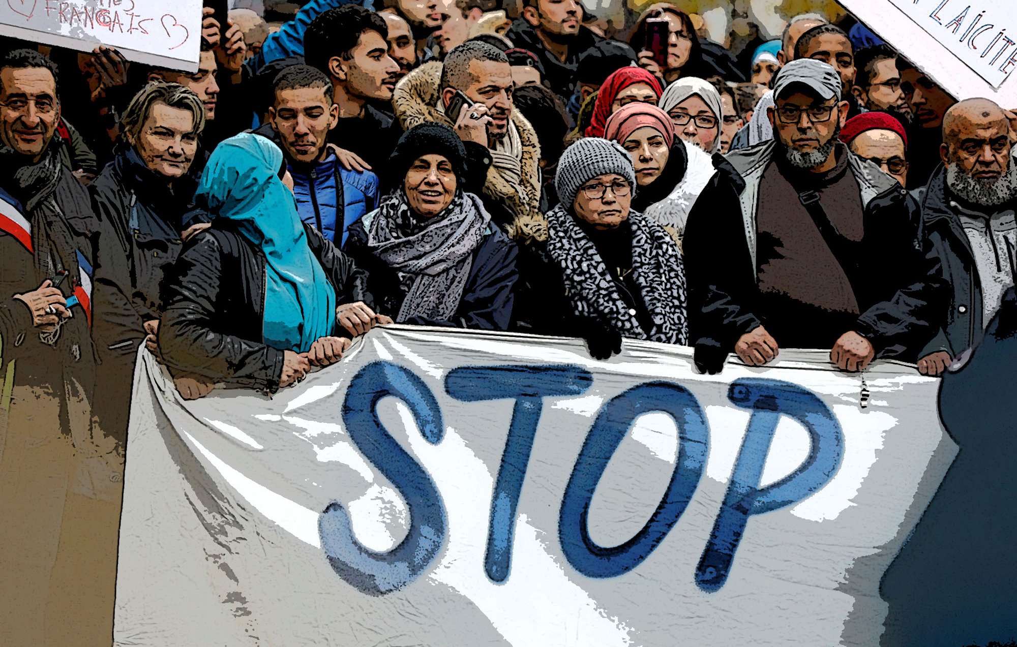 L'image montre un groupe de personnes rassemblées, portant des écharpes et des manteaux. Ils tiennent une grande bannière sur laquelle est écrit "STOP" en lettres majuscules. Les expressions des participants varient, mais ils semblent tous engagés dans une cause commune. En arrière-plan, on peut voir d'autres personnes, ainsi que des pancartes avec des messages, indiquant un rassemblement ou une manifestation. L'atmosphère semble sérieuse, soulignant un désir de faire entendre une voix collective.