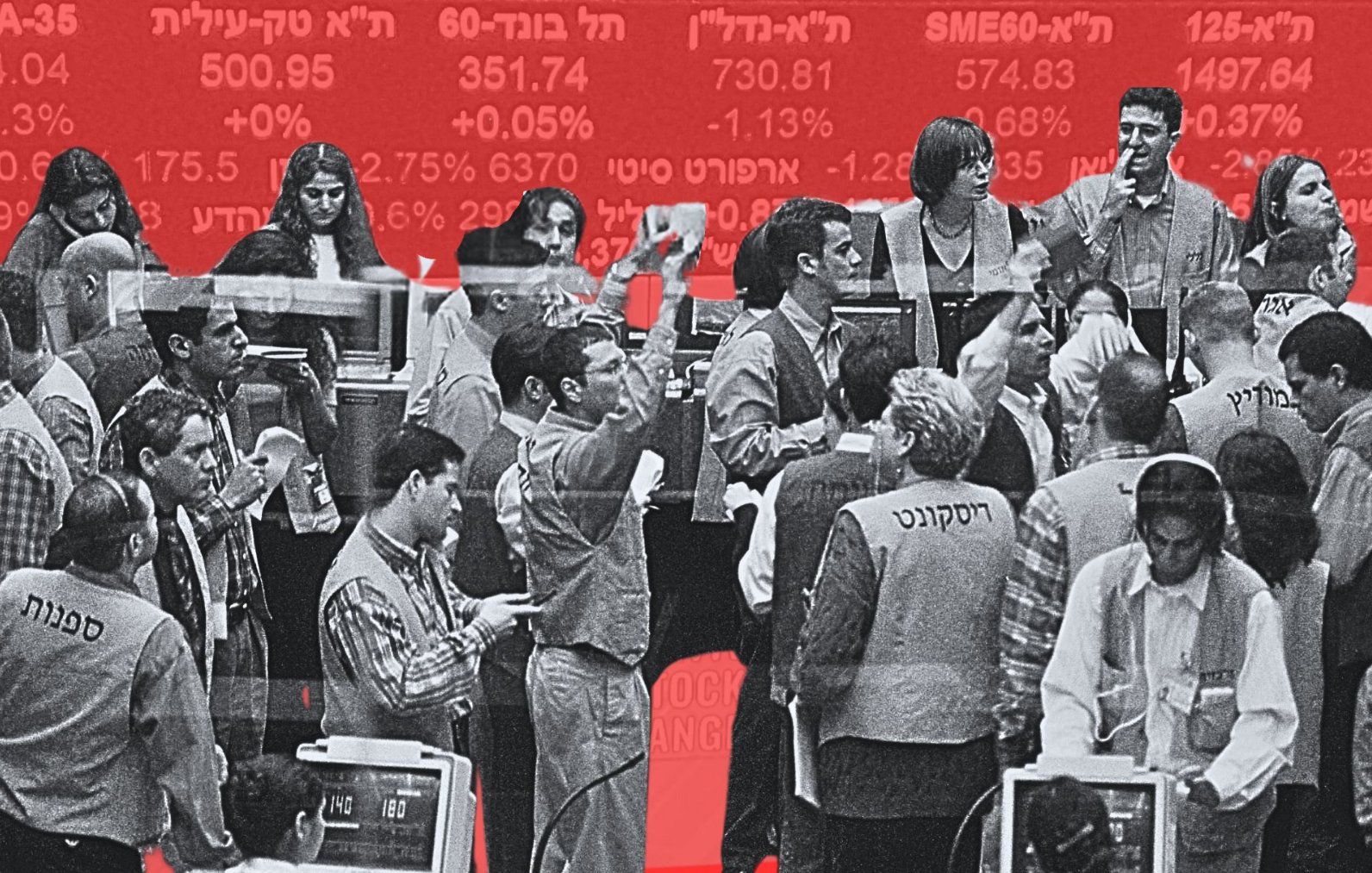 L'image présente une salle des marchés avec de nombreuses personnes en train d'échanger des informations. On peut voir des traders vêtus de vestes, certains sont en pleine discussion, tandis que d'autres semblent concentrés sur des écrans d'ordinateur. L'arrière-plan est rouge et comprend des chiffres et des graphiques, probablement liés à des indices boursiers. L'ambiance générale suggère une activité financière intense et dynamique.