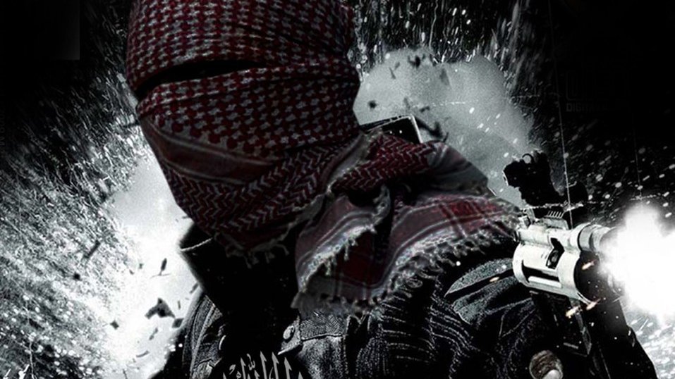 L'image montre une silhouette masquée, vêtue d'un keffieh, tenant des armes. En arrière-plan, des éclats suggèrent une scène d'action intense. Le design est sombre et évoque une ambiance militarisée, avec des éléments graphiques qui renforcent le sentiment de tension. Un symbole ou un logo est également présent au bas de l'image.