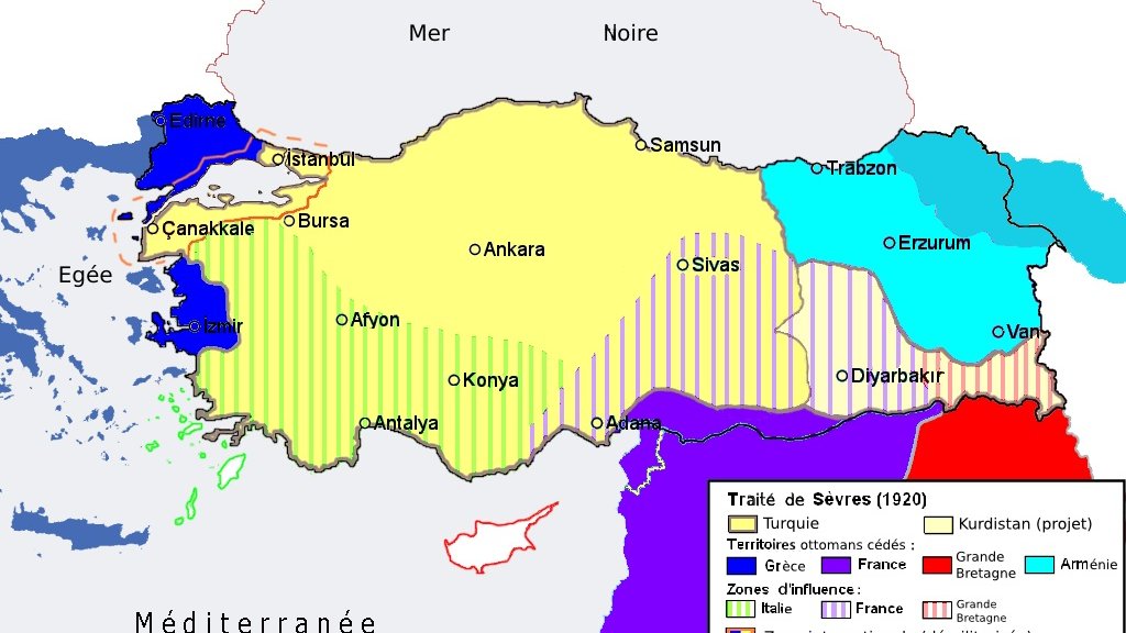Cette image représente une carte historique de la Turquie et des régions environnantes, illustrant les conséquences du Traité de Sèvres de 1920. Elle délimite les différentes zones d'influence attribuées à divers pays, dont la France, la Grande-Bretagne, l'Arménie et un projet de Kurdistan. On y voit également les frontières de la Turquie selon le Traité de Lausanne de 1923. Les différentes couleurs sur la carte symbolisent les territoires et les zones internationales (délimitées), ainsi que les régions mentionnées dans les traités. La carte visualise ainsi les évolutions politiques du début du XXe siècle dans cette région.