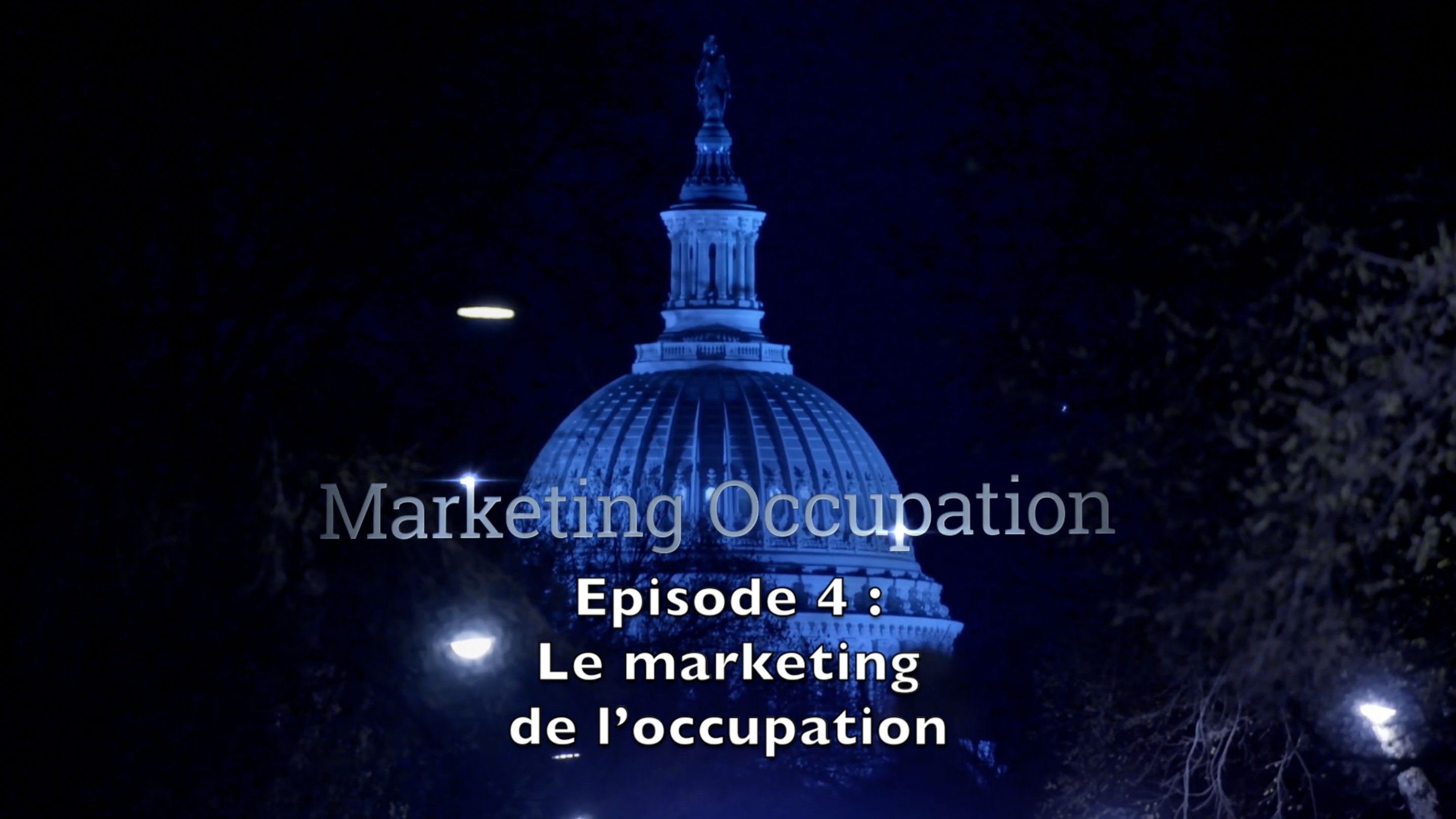 L'image présente une vue nocturne d'un bâtiment emblématique, probablement le Capitole, illuminé en bleu. En haut, le titre "Marketing Occupation" est inscrit, suivi de "Épisode 4 : Le marketing de l'occupation". L'atmosphère est sombre avec des éclairages doux, créant une ambiance intrigante.