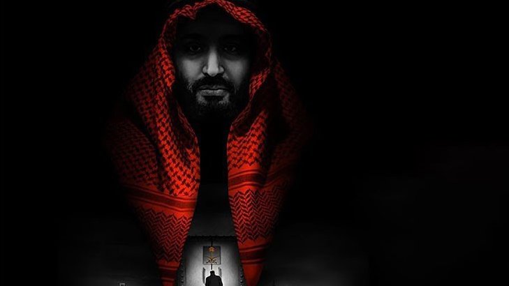 L'image présente une composition sombre et dramatique. On y voit une grande silhouette d'un homme portant un vêtement traditionnel, probablement un headdress ou un turban, qui s'étend comme un drapé rouge. Au bas de l'image, une figure plus petite avance vers une porte éclairée, entourée d'un paysage sobre et minimaliste. L'atmosphère évoque une ambiance mystérieuse et intrigante, soulignée par les contrastes de lumière et d'ombre.