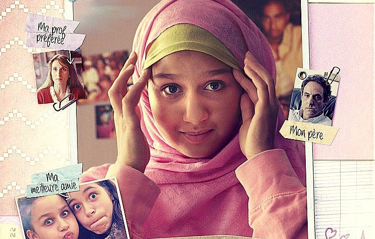 L'image semble être une affiche de film. Au centre, on voit une jeune fille portant un hijab rose, qui semble être le personnage principal nommé Mariam. L'affiche inclut des éléments décoratifs et des inscriptions colorées, comme "Ma prof préférée" et "Ma meilleure amie", qui suggèrent des thèmes d'amitié et de vie scolaire. On peut aussi voir d'autres visages, probablement des amis ou des membres de la famille. L'ensemble de l'affiche a une ambiance chaleureuse et dynamique, reflétant le style et les thèmes du film.