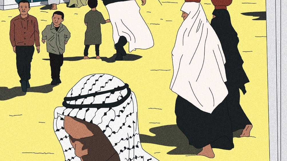 L'image semble représenter une scène de la vie quotidienne dans un camp. On y voit des personnes marchant, certaines portant des jarres sur la tête. Des hommes et des femmes, vêtus de vêtements traditionnels, interagissent dans un environnement désertique, avec des tentes en arrière-plan. Les couleurs utilisées sont chaudes, évoquant un paysage ensoleillé, et il y a une atmosphère de communauté et de mouvement.
