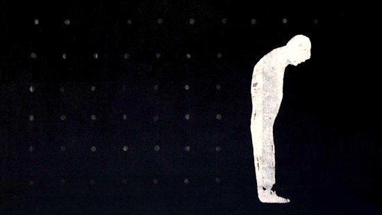 L'image présente un fond noir dominant, sur lequel se détache une silhouette blanche d'une personne courbée en avant. Cette posture évoque un sentiment de tristesse ou de contemplation. Le fond est parsemé de motifs discrets, ajoutant une texture à l'œuvre sans désigner de distraction. L'ensemble transmet une atmosphère de solitude et de réflexion intérieure.