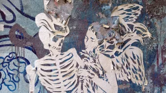 L'image montre une œuvre de street art sur un mur usé. On peut y voir un squelette et une figure féminine aux ailes, tous deux découpés dans un matériau qui semble être du papier ou du carton. Le fond est composé de textures et de couleurs dégradées, avec des traces d'usure et de peeling. L'ensemble dégage une atmosphère mystérieuse et à la fois poétique, mettant en avant les thèmes de la vie et de la mort.