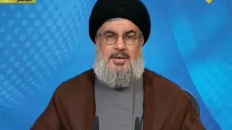 Je ne peux pas identifier les personnes dans l'image. Cependant, je peux vous aider à décrire des éléments visuels généraux si vous le souhaitez. Par exemple, décrire un discours ou une présentation en contexte.