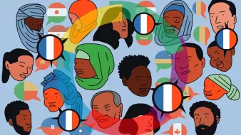 L'image présente un ensemble de visages et d'expressions qui semblent représenter des personnes de différentes origines culturelles. On y voit des personnes portant des vêtements traditionnels, des foulards et des turbans, ainsi que des arrière-plans colorés avec des drapeaux de différents pays. Au centre, des bulles de dialogue indiquent la langue française, ce qui suggère une thématique de communication et d'échange culturel. L'ensemble dégage une ambiance conviviale et inclusive.