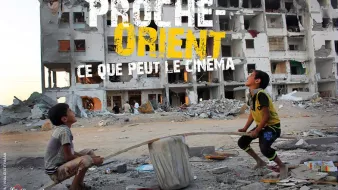 L'image montre deux jeunes garçons jouant ensemble dans un environnement dévasté. En arrière-plan, on peut voir un immeuble endommagé, avec des murs partiellement écroulés et des débris éparpillés. Les garçons semblent s'amuser, malgré la destruction qui les entoure, et ils utilisent une pièce de bois comme jeu. Le texte en haut de l'image indique "Proche-Orient" et "Ce que peut le cinéma", ainsi que les dates d'un événement de cinéma. L'image évoque à la fois l'innocence de l'enfance et la dure réalité des conflits.