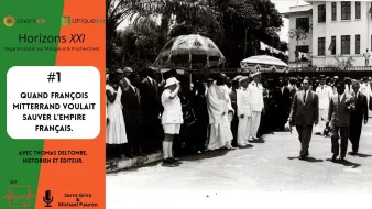 L'image montre une scène historique en noir et blanc, probablement d'une visite officielle. On peut voir plusieurs personnes vêtues en costume, marchant dans un environnement urbain. Des parasols sont utilisés pour se protéger du soleil. Cette photo semble évoquer un moment significatif lié à François Mitterrand, avec un titre qui suggère une exploration des efforts pour préserver l'Empire français. Les éléments textuels mentionnent également des contributeurs au contenu, probablement des historiens ou éditeurs associés à cette thématique.
