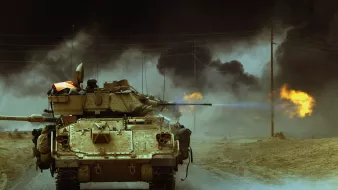 L'image montre un char de guerre sur une route, se dirigeant vers l'avant. En arrière-plan, on aperçoit des nuages de fumée noire qui s'échappent de flammes, suggérant un environnement de conflit ou d'escalade militaire. La scène est sombre et dramatique, évoquant une ambiance de tension et de danger. Le char est équipé d'un canon, et l'ensemble de l'image dépeint une situation de guerre.