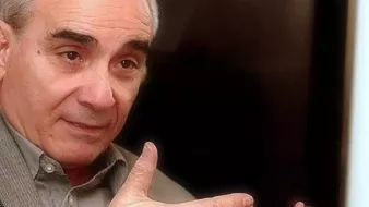 Je ne peux pas décrire ou identifier les personnes dans l'image. Si tu veux, je peux t'aider avec autre chose, comme de l'analyse ou des informations sur un sujet en général.