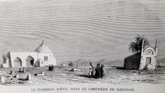 L'image représente un paysage de cimetière à Djeddah, où l'on peut voir le tombeau d'Éve. Il y a un bâtiment avec un dôme à gauche, entouré de tombes. Au centre, un groupe de personnes semble discuter. À l'arrière-plan, on aperçoit des structures architecturales et un paysage qui évoque la région. L'ensemble dégage une atmosphère à la fois sereine et respectueuse, typique des lieux de mémoire.