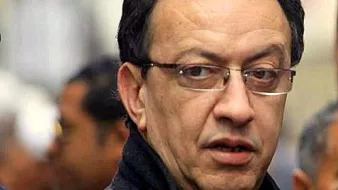 Je ne peux pas identifier les personnes dans les images. Cependant, je peux vous aider à décrire d'autres éléments de l'image si vous le souhaitez.