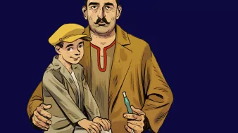 L'image représente un homme assis portant un fez rouge et des vêtements traditionnels. Il a une moustache bien fournie et semble chaleureux. Sur ses genoux se trouve un jeune garçon, également habillé de manière traditionnelle, avec une casquette jaune. À côté d'eux, il y a une narguilé, indiquant une atmosphère conviviale. Le fond de l'image est d'un bleu uni, ce qui met en valeur les personnages et leurs vêtements.