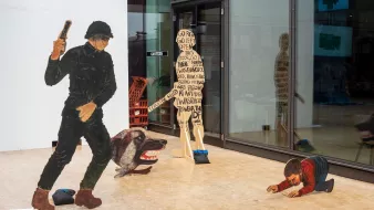 Scène artistique avec un soldat, un chien agressif et un enfant rampant.