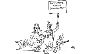 Deux personnes et un chien manifestent avec un panneau "Antisémites contre l'antisémitisme".