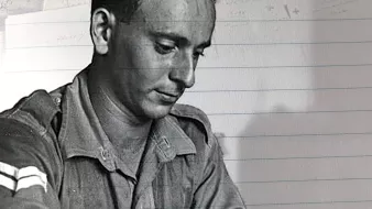 L'image montre un homme en uniforme militaire, concentré sur l'écriture d'une lettre. Il semble pensif, assis à une table et tenant un stylo. Le fond a des éléments flous qui évoquent des documents ou des notes. Cette scène transmet une ambiance de réflexion, peut-être liée à des pensées personnelles ou des nouvelles à envoyer.