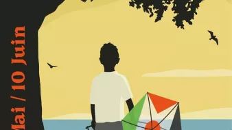 L'image représente une affiche pour le Festival Ciné-Palestine, qui se tient à Paris et en Île-de-France. Au premier plan, on voit un enfant debout de dos, tenant une fusée colorée. L'arrière-plan montre un paysage stylisé, avec un arbre sur le côté et des couleurs douces se mêlant au bleu et à l'orange du ciel. Le texte mentionne les dates de l'événement, du 30 mai au 10 juin, et invite à "VISITER GAZA". L'ensemble de l'affiche évoque une atmosphère de rêve et d'espoir, tout en mettant en avant la culture palestinienne.