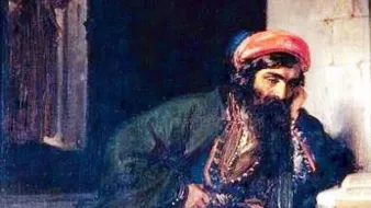 L'image représente un homme assis sur le sol, avec une barbe fournie et portant des vêtements traditionnels. Il a l'air pensif et semble écouter quelque chose, peut-être avec une expression de mélancolie. À l'arrière-plan, on aperçoit une autre personne, probablement un personnage de l'histoire, observant la scène. Un pot en terre cuite est visible à côté de l'homme, ajoutant une touche d'authenticité à l'environnement. Les couleurs sont riches et profondes, créant une atmosphère dramatique.