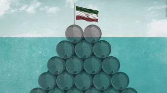 L'image représente une pyramide de barils de pétrole, avec un drapeau iranien posé au sommet. Les barils, disposés de manière à former une base solide, symbolisent potentiellement l'industrie pétrolière de l'Iran. En arrière-plan, un ciel légèrement nuageux donne une ambiance neutre à la scène. La combinaison de ces éléments peut suggérer des thèmes liés aux ressources naturelles, à l'économie ou à la politique énergétique.