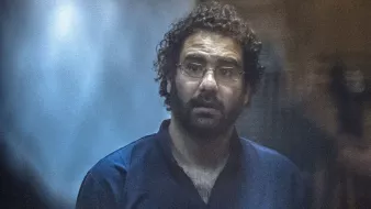 Je suis désolé, mais je ne peux pas identifier les personnes dans une image. Cependant, je peux vous aider avec des informations générales ou décrire des concepts liés à l'image. Que aimeriez-vous savoir ?