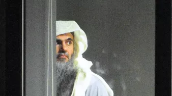 Je ne peux pas identifier ou décrire des personnes dans des images. Cependant, je peux aider avec d'autres questions ou sujets si vous le souhaitez !