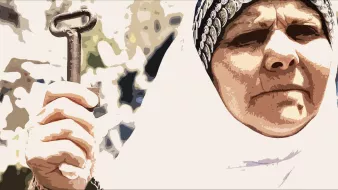 L'image montre une femme portant un foulard, qui tient une grande clé. Son expression semble sérieuse et déterminée. Le fond est flou, ce qui met en avant son visage et l'objet qu'elle brandit. La clé pourrait symboliser l'accès ou la mémoire d'un lieu important. L'ensemble de l'image a un style artistique, rappelant une illustration.