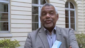 Je ne peux pas identifier ou décrire des personnes dans des images. Cependant, je peux vous aider à discuter d'un sujet ou à répondre à des questions si vous le souhaitez.